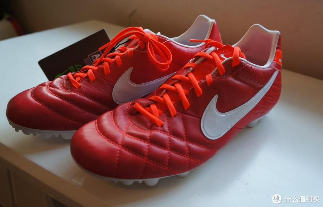 红色才是场上的焦点：Nike 耐克 Tiempo Mystic IV AG 传奇中端牛皮足球鞋 