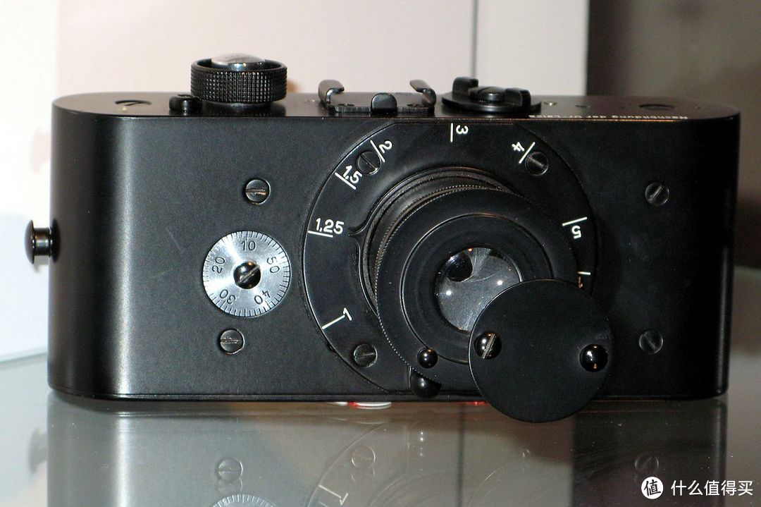 这一台就是第一台徕卡相机，Ur-Leica 的复制品。可以观察到其顶部简单的靴式结构