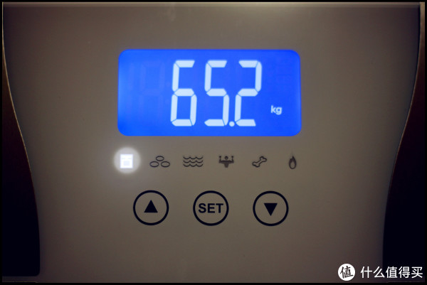 屏幕下方是当前显示的内容的标识.首先是体重.