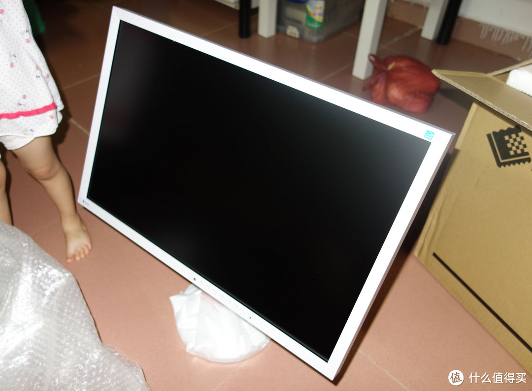 现在的小屁孩都用水果五了，入手EIZO 艺卓 EV2436W  显示器的我，能摆脱屌丝的身份吗？