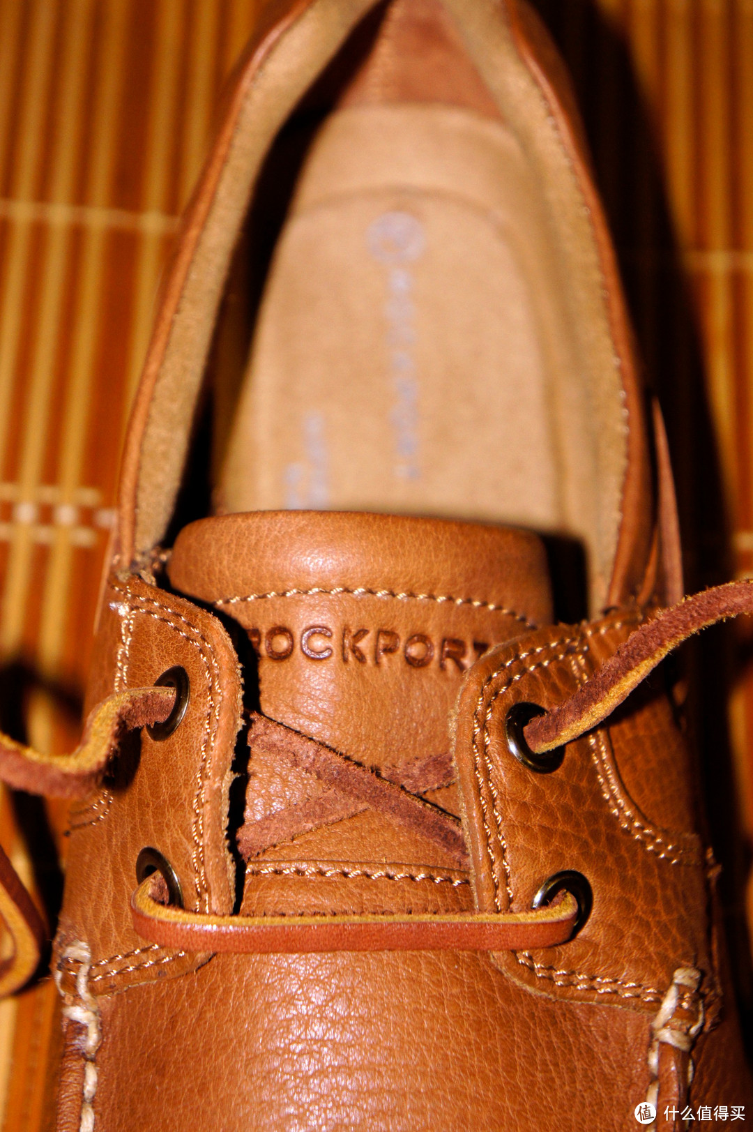鞋舌上也有Rockport Logo，鞋垫上有adiPRENE® by adidas logo