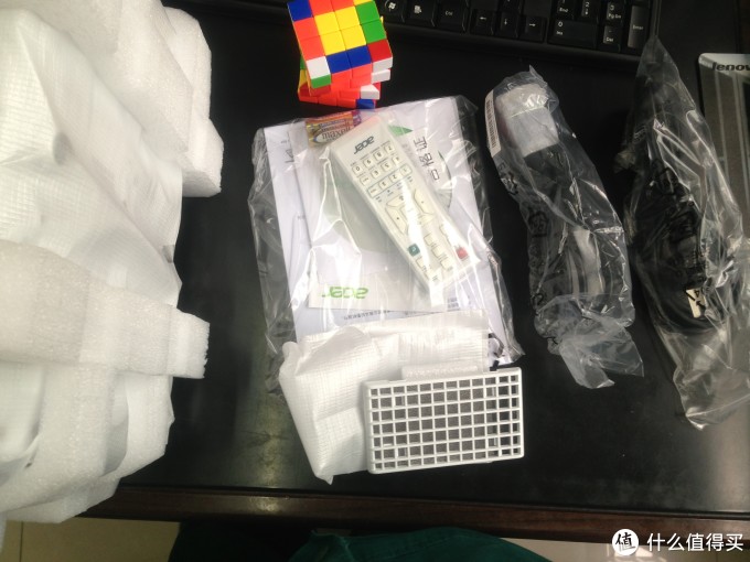 开箱主配件合计,从左到右,主机,防尘罩,短的VGA线,短的电源线.真的很短哦。怨念。。。 开箱主配件合计,从左到右,主机,防尘罩,短的VGA线,短的电源线.真的很短哦。怨念。。。