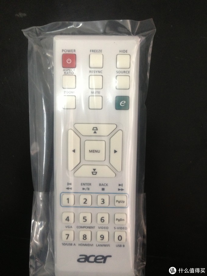 遥控器真面亮白纤细,背面灰不溜秋。 遥控器真面亮白纤细,背面灰不溜秋。