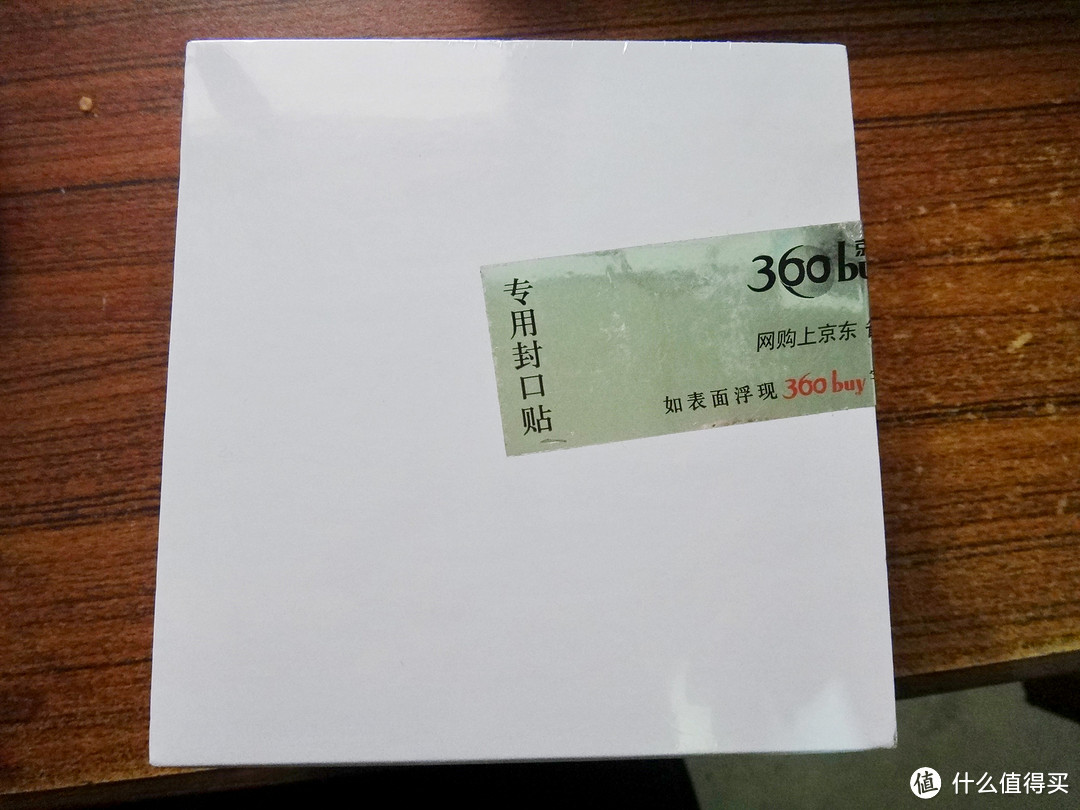 盒子是塑封的,有商家的一次性标签。白色的其实只是一个纸套。 盒子是塑封的,有商家的一次性标签。白色的其实只是一个纸套。