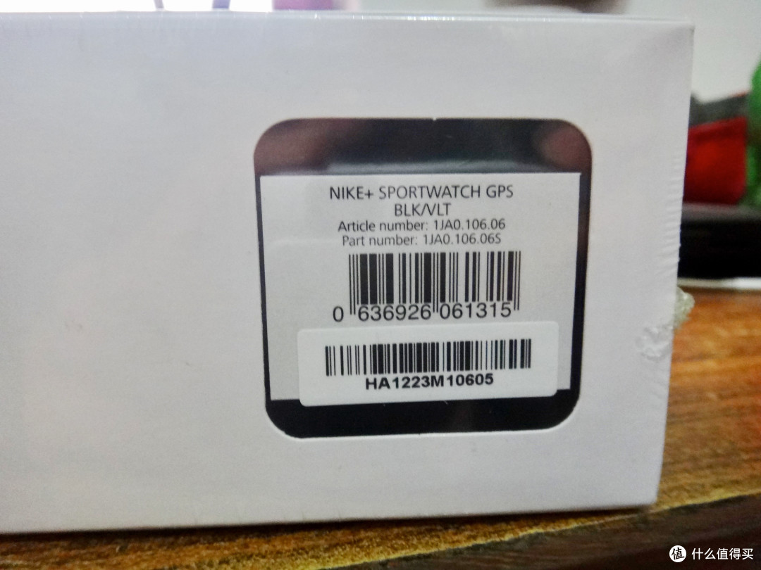 标签上 BLK/VLT 说明了手表的颜色，黑黄色。