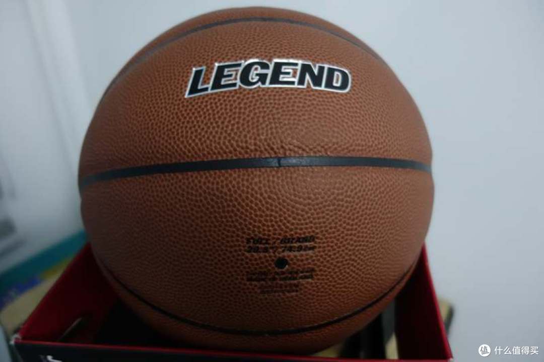 把Legend从纸壳子里解放,手感确实比斯伯丁,摩腾的67系列,还有同门小师弟BB0472好很多,不滑手、不生硬、不黏手、皮纹接缝也算中上 把Legend从纸壳子里解放,手感确实比斯伯丁,摩腾的67系列,还有同门小师弟BB0472好很多,不滑手、不生硬、不黏手、皮纹接缝也算中上