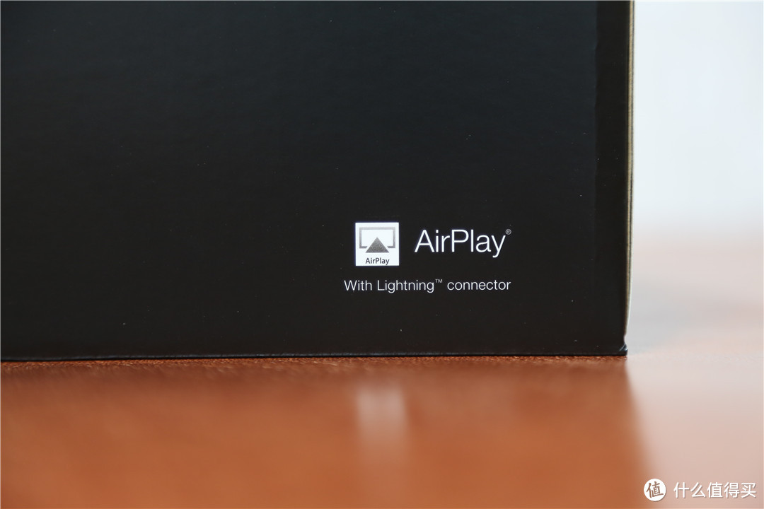 Airplay logo很实用的功能，通过wifi进行设备连接，与蓝牙及其他无线连接方式相比，连接更稳定，连接范围更广，传输过程中音质损耗更低。