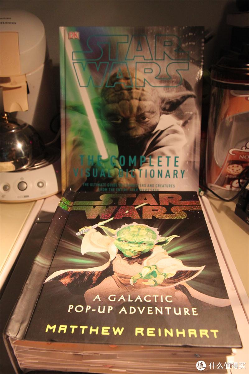 Galactic的封面正是Yoda,就拿Dk出品的Star Wars Complete Visual Dictionary DK Visual Dictionaries 来做背景好了，请忽略我脏乱的桌面……