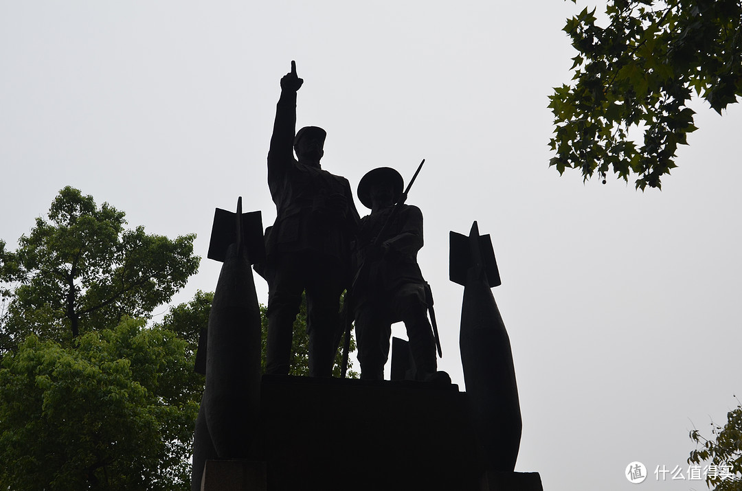 这个是纪念日军轰炸杭州国难日的雕塑...真心不该买日货的，国货当自强啊！