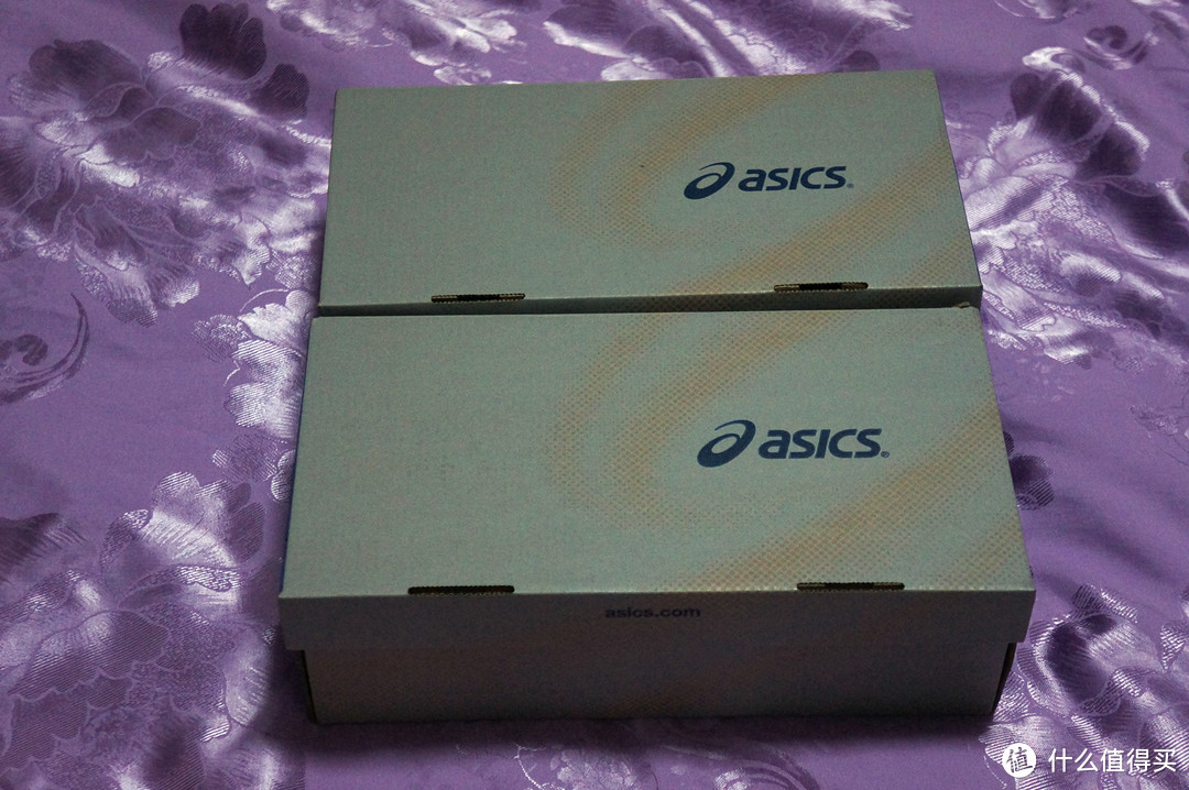 两个盒子，背景是床单……基佬紫。