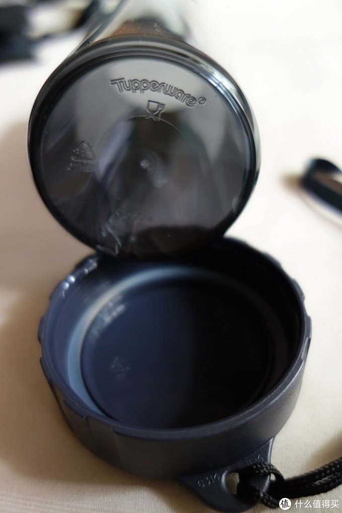 杯盖有密封圈 杯底有食品标识 杯盖有密封圈 杯底有食品标识