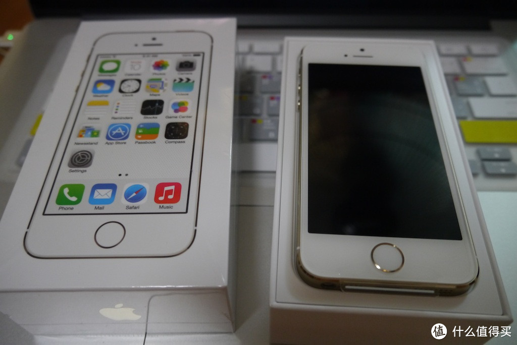 iPhone5s开箱——5s 土豪金！32G + 棕色皮套 附和白色5 对比！高清大图！