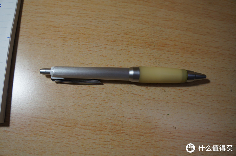 另外推荐的一支中性笔，三菱的jetstream 100，貌似可以防疲劳，握笔部位软软的，传说是和做假胸的一个材料