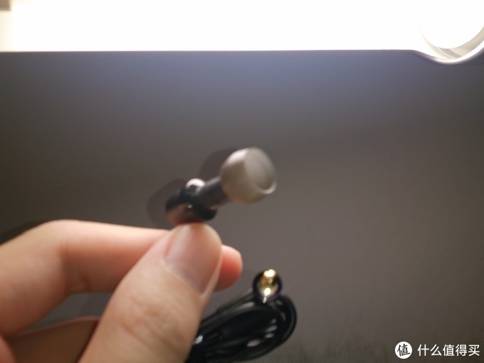 耳机的硅胶套很硬,感觉不好。 耳机的硅胶套很硬,感觉不好。