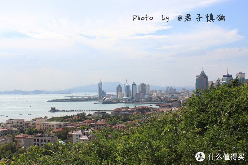 鸟瞰青岛的“红瓦绿树，碧海蓝天”（拍摄于信号山公园）