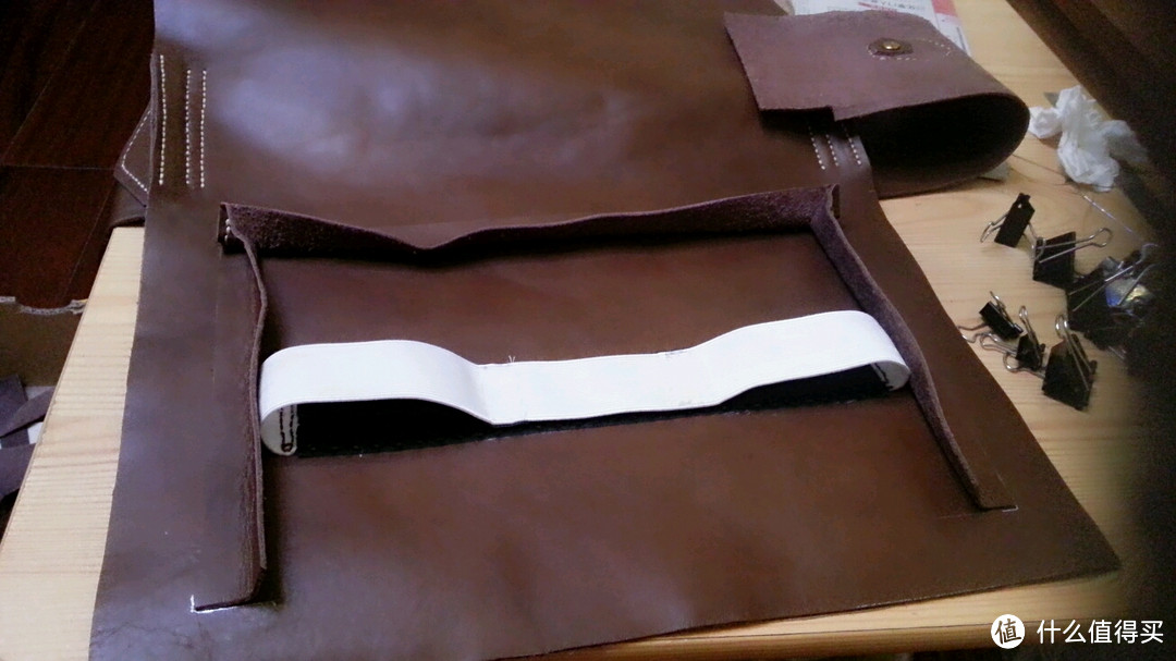 正面的前袋，先把侧面一圈的皮和包的前片缝好。