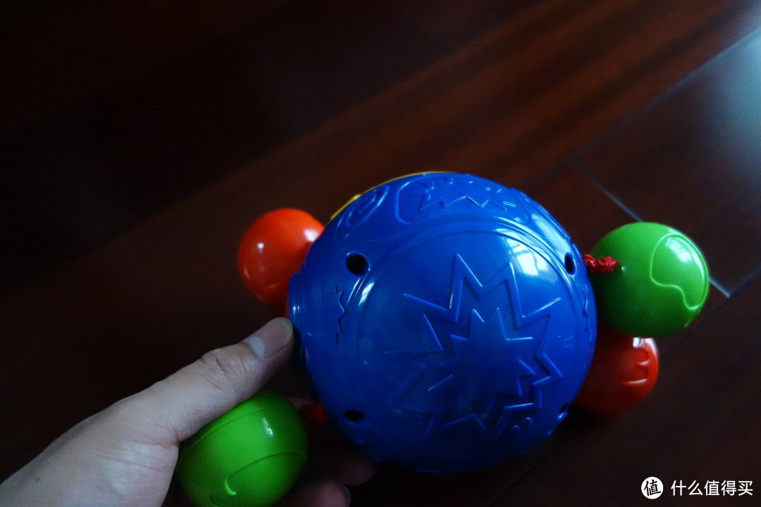 反面，四个小球是有弹力的绳子和大球连接