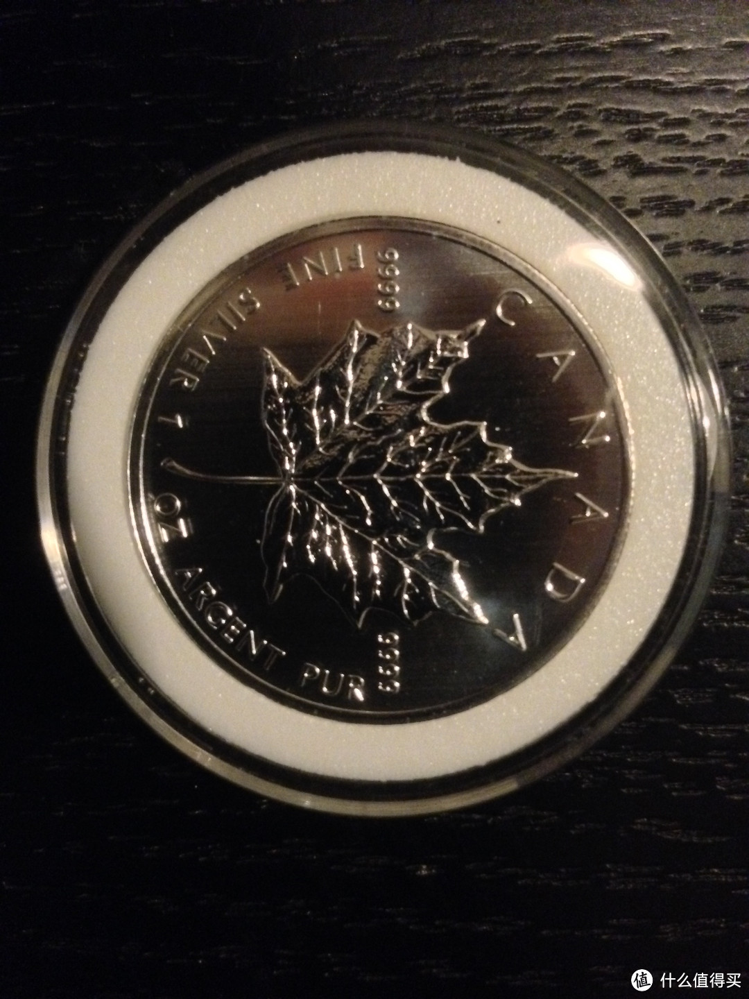 加拿大著名的枫叶银币，据说是全世界含银量最纯的银币，背面是女王头像。
