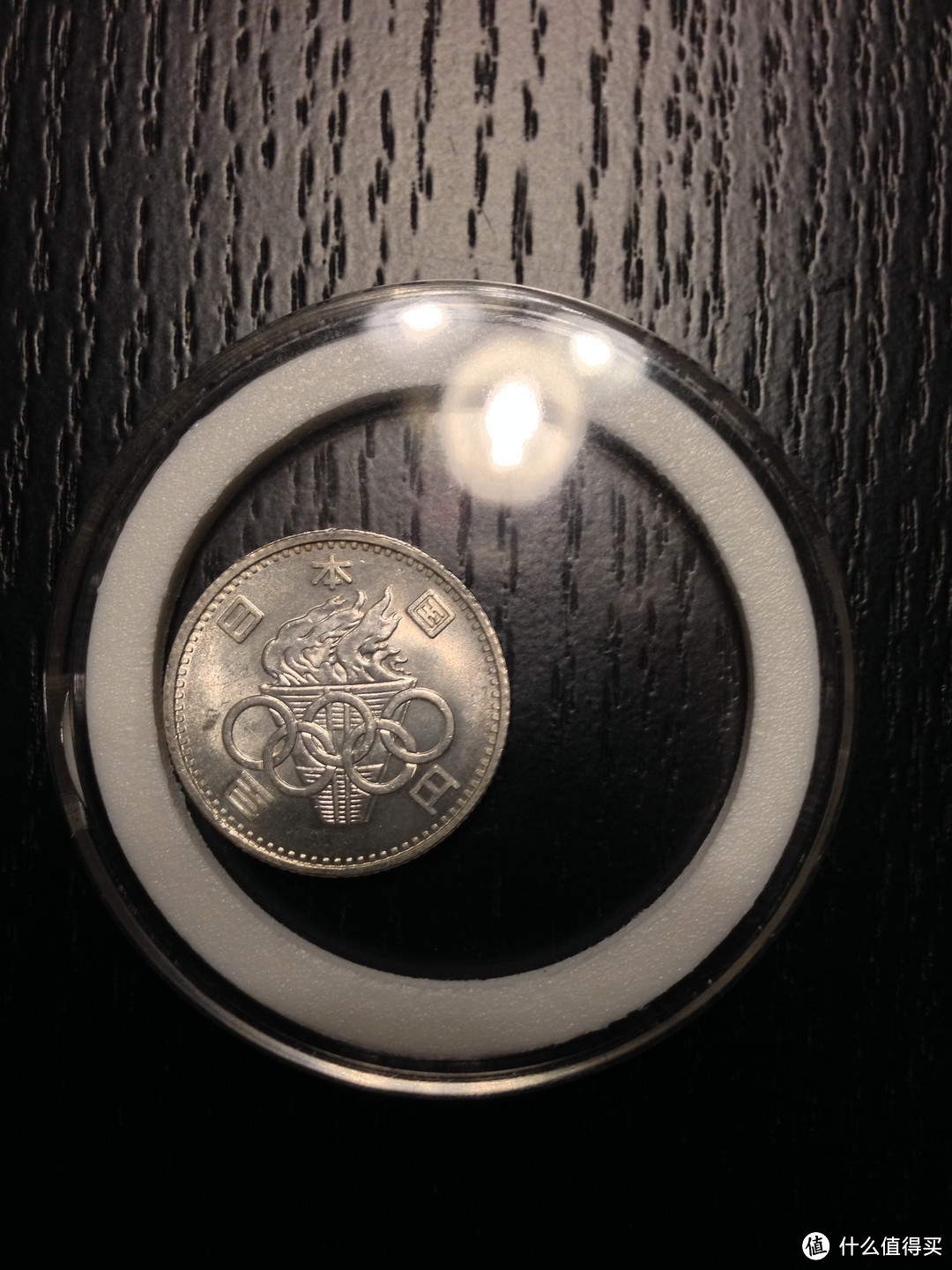 日本的银币相对就小气多啦，这是昭和39年日本举办奥运会时发行的纪念银币，重量在4克左右，大概是五毛钱硬币的大小，适合把玩把玩。