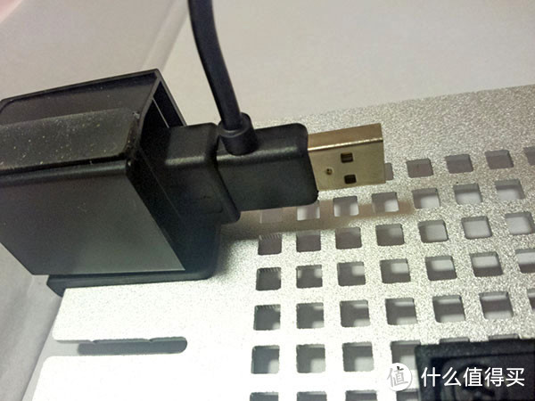 USB插头不用的时候还能收在垫脚里