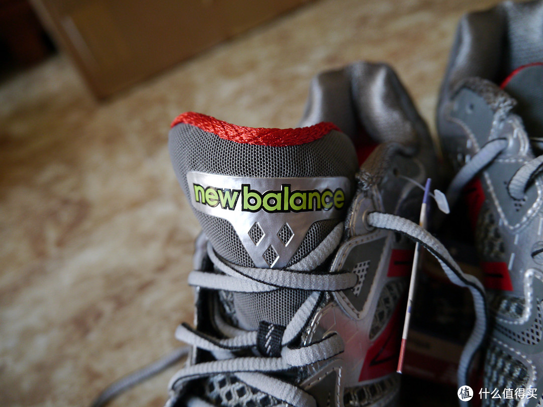 鞋舌上的荧光绿的New balance。