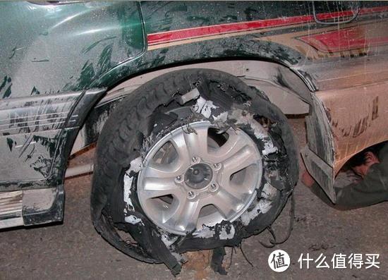 侧壁鼓包、划伤，以及胎压不足，高速行驶中都极易导致爆胎，据称当车速达120-140公里/小时,如果车辆发生爆胎,车上人员几无生还的可能。