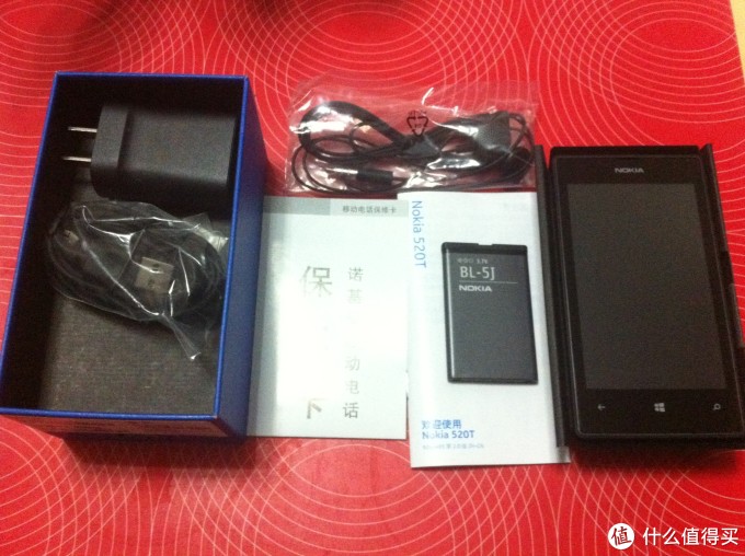 520T开箱,通用的microUSB数据线,充电器,保修卡、说明书,音质好不到哪去的耳机,1430毫安BL-5J的电池 520T开箱,通用的microUSB数据线,充电器,保修卡、说明书,音质好不到哪去的耳机,1430毫安BL-5J的电池