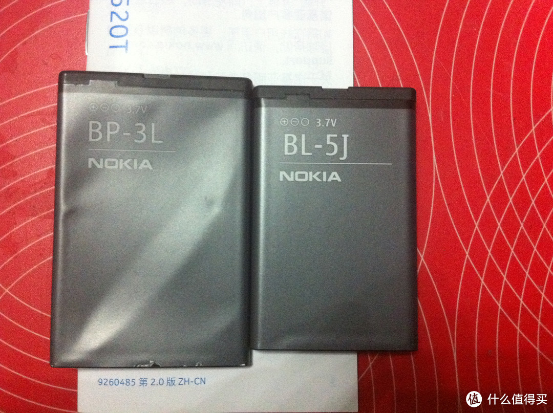 510的 BP-3L电池（左）和520的BL-5J（右）对比，话说BP-3L比较大、又非常薄。