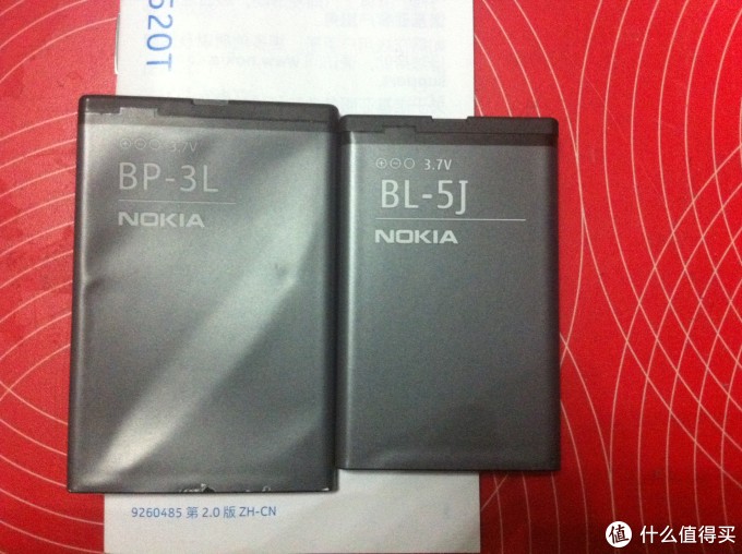 510的 BP-3L电池(左)和520的BL-5J(右)对比,话说BP-3L比较大、又非常薄。 510的 BP-3L电池(左)和520的BL-5J(右)对比,话说BP-3L比较大、又非常薄。