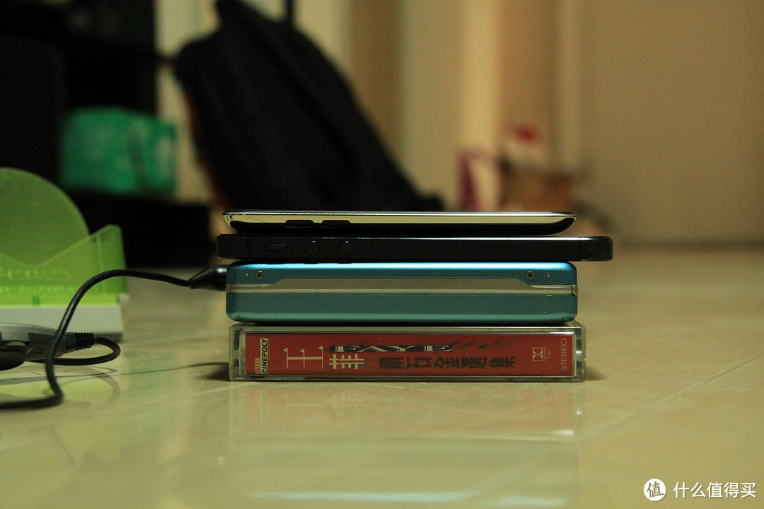 从上至下依次是iPod touch，iPhone 5， 随身听，磁带盒