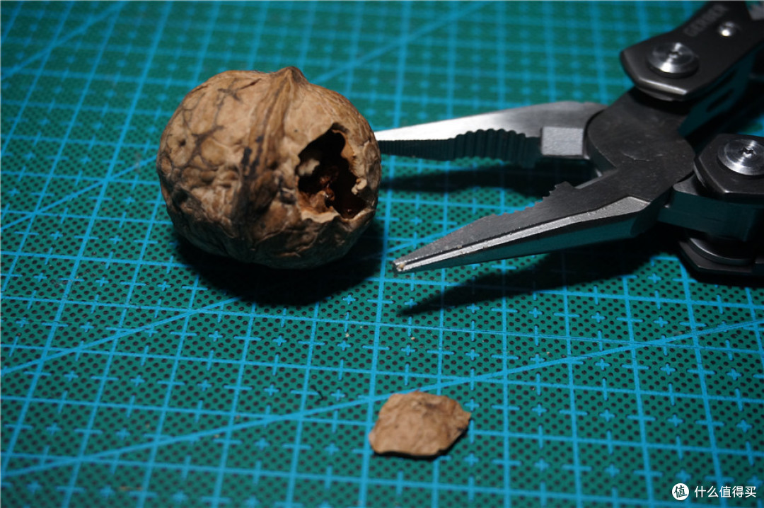 核桃碎了,不过不是夹碎的,是砸碎的 核桃碎了,不过不是夹碎的,是砸碎的