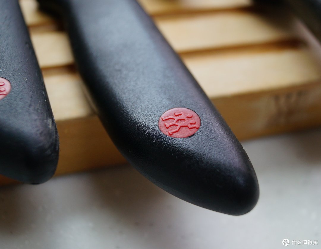 双立人标示，红（diao）点（si）系列，算是双立人刀具里面的最低端了，不过即便如此，**丝表示足够用了。