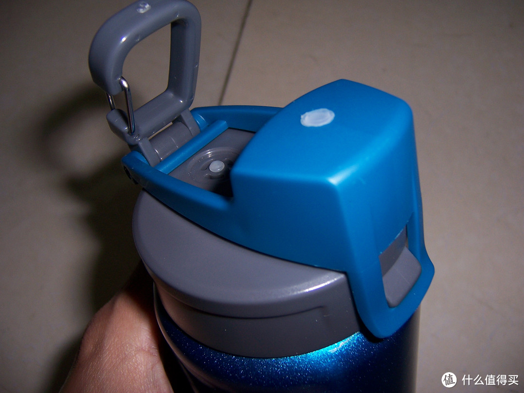 看看瓶口，蓝色塑料瓶盖，和瓶盖连在一起还有个快挂扣。