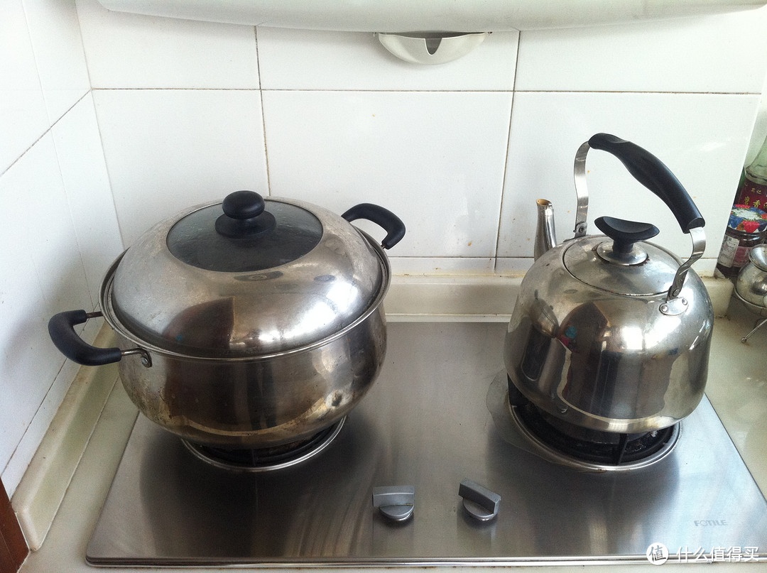 洗完加凉水上灶，加料酒碗和姜片，开大火，同时烧一壶开水。因羊蝎子数量较多，唯家中最大号的蒸锅可容纳。