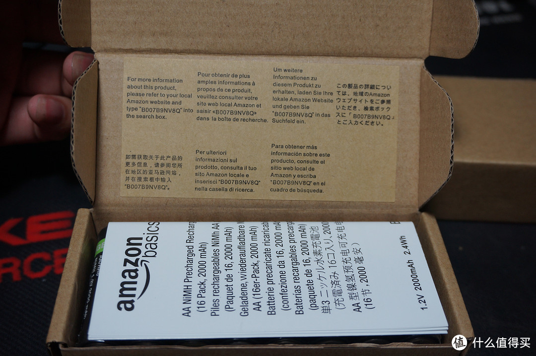 开箱，打开盒子，盒子盖子上用7种语言写明了详细信息请访问亚马逊网站，包括中文，貌似这7个国家都是有亚马逊的吧。