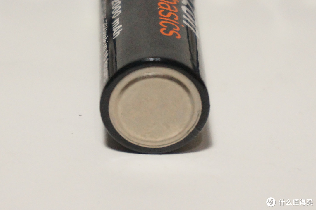 我使用了三洋的爱乐普第三代2500mah电池和亚马逊倍思电池作对比,使用