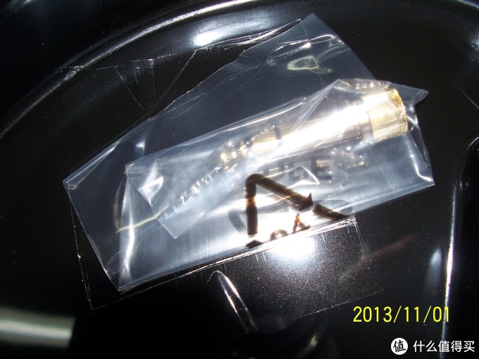 反面,6.3MM接口的转接头,应该是镀金的。有塑料包装,用透明胶贴在上面,赞一个。 反面,6.3MM接口的转接头,应该是镀金的。有塑料包装,用透明胶贴在上面,赞一个。