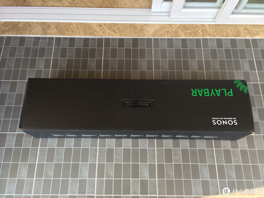 顶部印着 Sonos Playbar。不明觉厉的样子呢，一定很高端吧