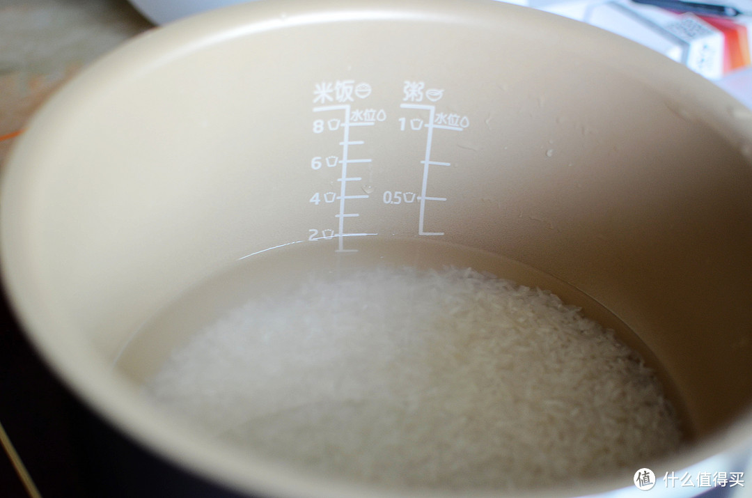 放了两杯米，然后按照它给的参考值加水