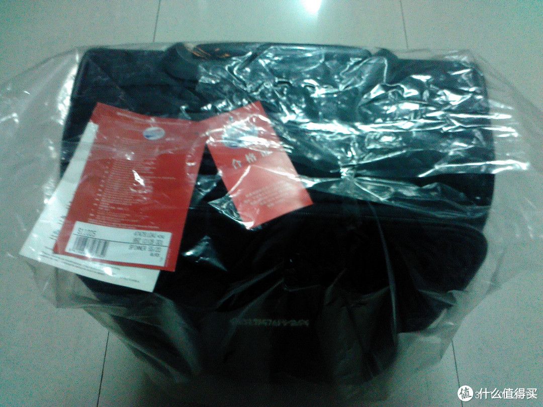 透明塑料袋套着的一个黑色布箱，20寸里算大的