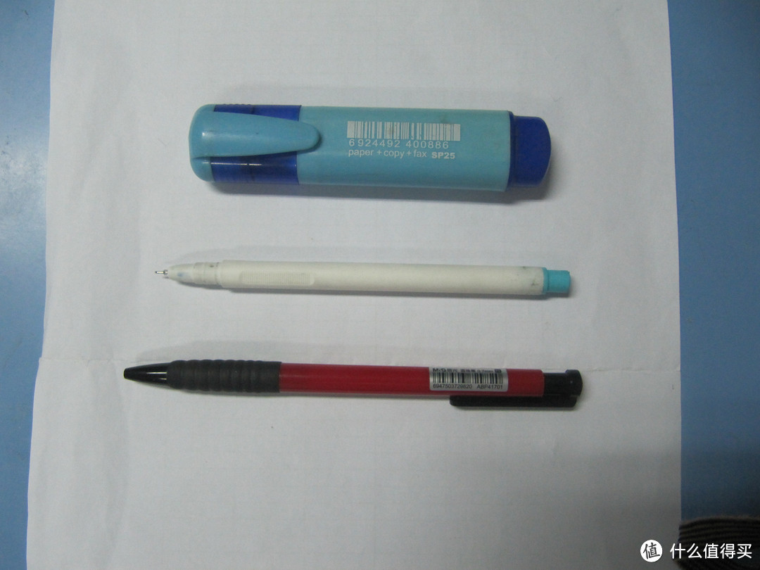 笔三支，红色笔批改作业一定不会少。有一支是荧光笔，用来圈点课本中的知识点