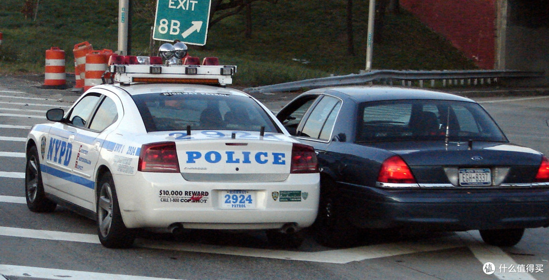 这俩货都是警车哦~ 这俩货都是警车哦~