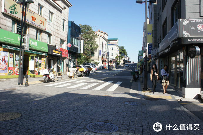 上下来回的山路我很喜欢，对于我这样住在北京到处都是密密麻麻的车流的土鳖看上去，这些坡路让我很是兴奋，怎么看都是风景。。。就是不走起来费点劲。。。。看呐，随便一拍就是韩国美女，首尔的美女比北京的要多好几百倍，这里不是说他们的长相有多美丽，也不提他们的整容文化有多发达，仅仅是他们苗条修长的身材，精致的妆容和得体简单的穿着就远远超出了北京潮妞儿一大截。对于从小就化妆的他们来说也许化妆真的不难，每个女性的脸都是经过精心装扮的，他们地铁里的卫生间不是用来上厕所的是用来补妆的，因为文化问题，首尔到处可见的除了咖啡厅外就是镜子了。总结一下韩国美女的特点吧：大白脸，红嘴唇儿，小细腿儿~！