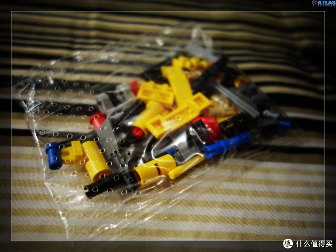 小零件包装袋还采用了透空设计，细节方面LEGO一直很用心。