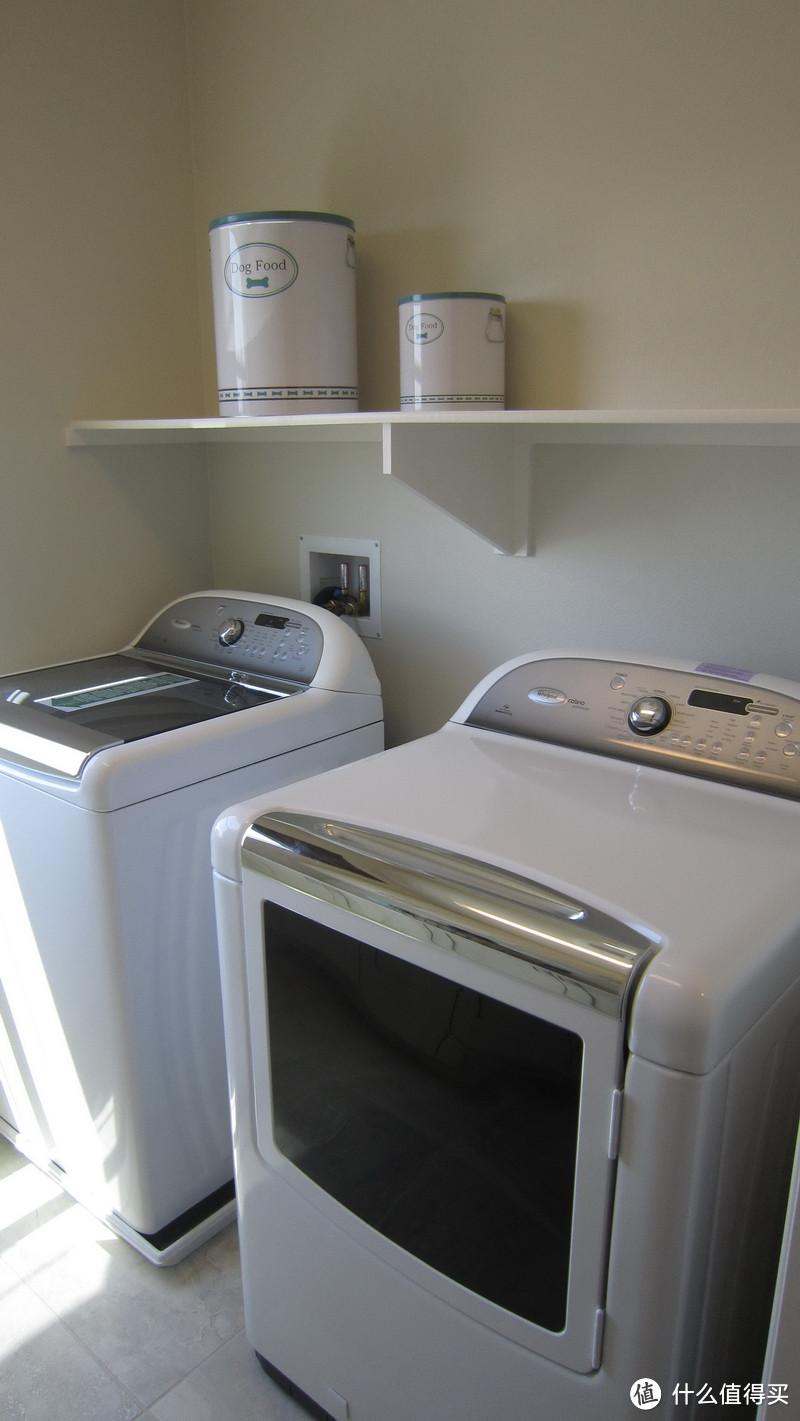 这个是二楼的洗衣间，在美帝大家都是一个洗衣机一个烘干机，衣服是不用晾的