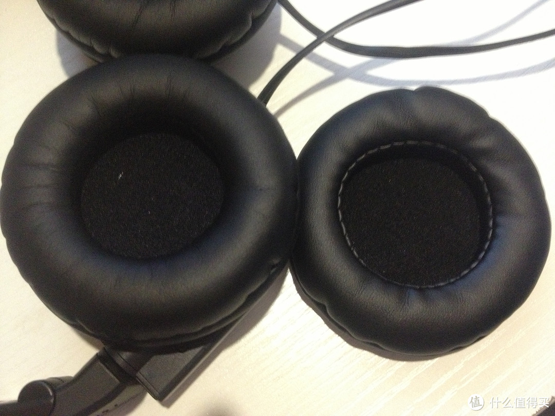 左边原装耳罩，右边ES7耳罩。ES7耳罩里面要大一圈，也更软。