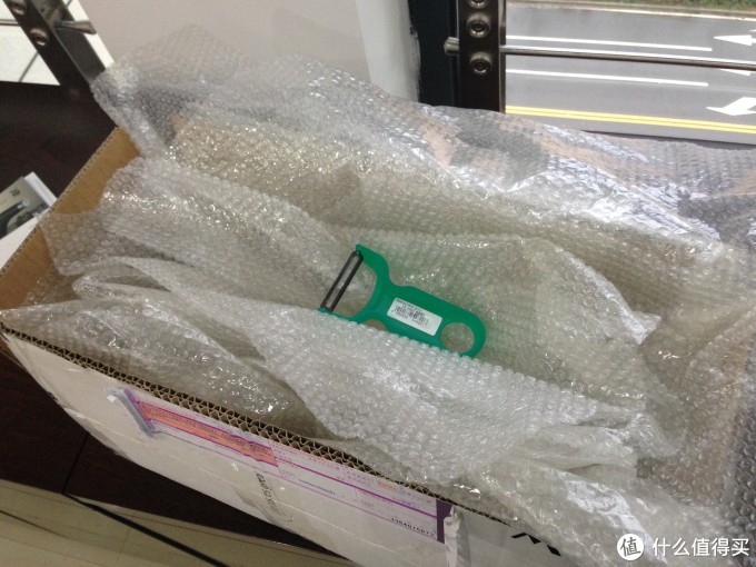 找到了。。。。。终于!隐没在一堆泡沫垫中间。。。。。 找到了。。。。。终于!隐没在一堆泡沫垫中间。。。。。