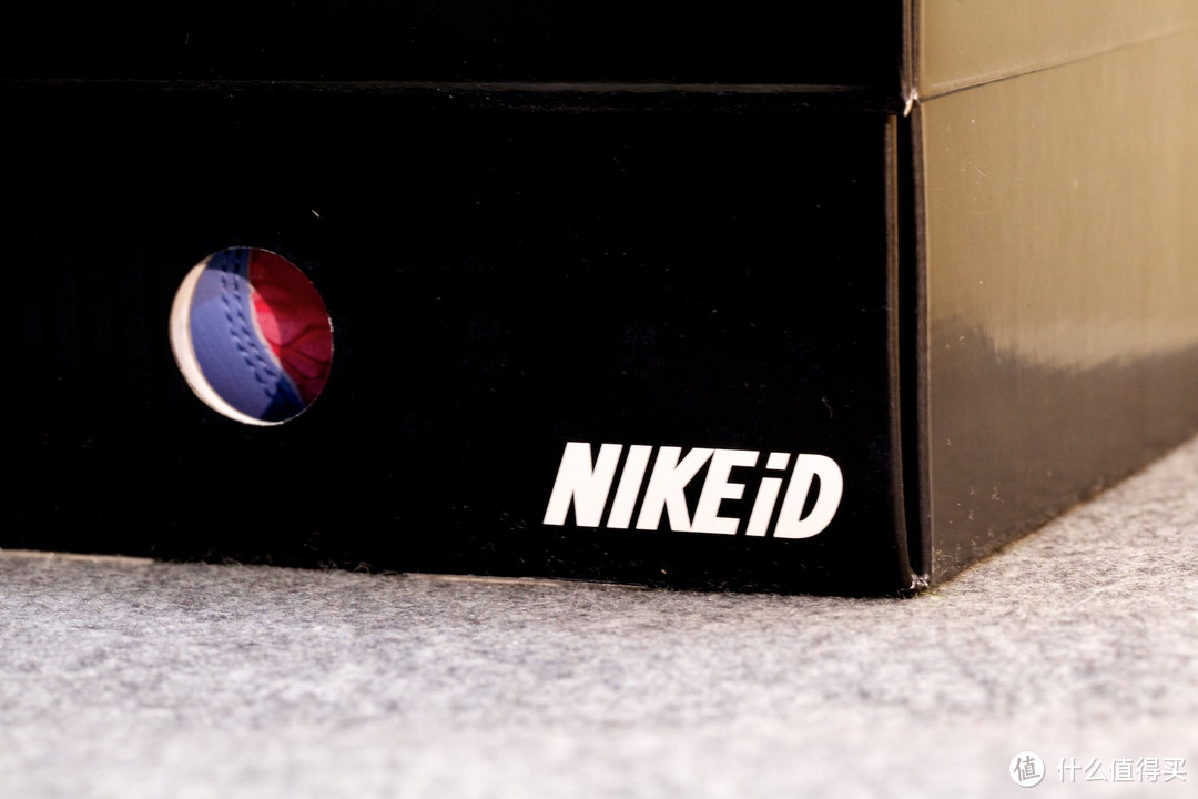 鞋盒边上有个圆孔，往里可以看见新鞋露个脸。