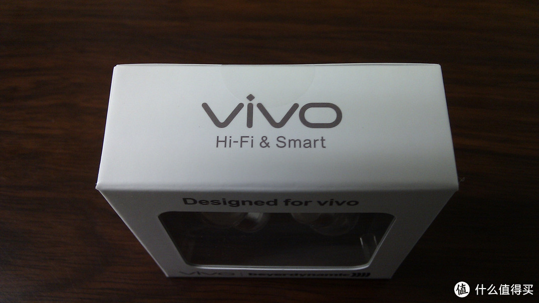 侧面照，有vivo的logo，还特意标明hifi&smart（意思是智能的hifi耳机？还是说聪明的hifi耳机呢），上面也有一次性封签，可以杜绝偷梁换柱或者二手货。