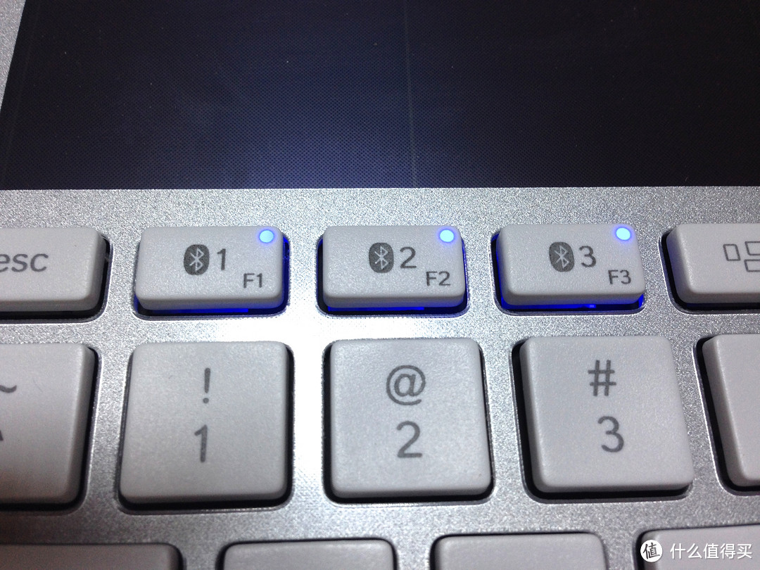 按下背面的蓝牙键，正面F1、F2、F3键的蓝灯闪烁，表示进入适配模式，可与3个苹果设备适配但不能同时使用，在设备中切换也很方便，只需按下相应的按键即可。